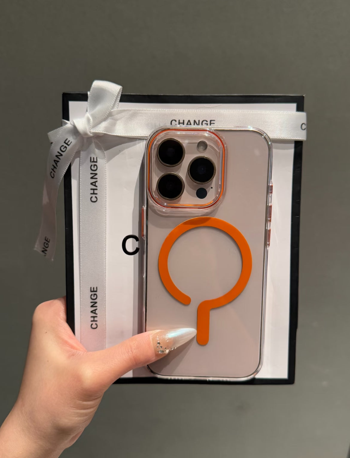Metal Tuşlu Magsafe Uyumlu Şeffaf Kılıf (Sararmaz – İnce & Sert)