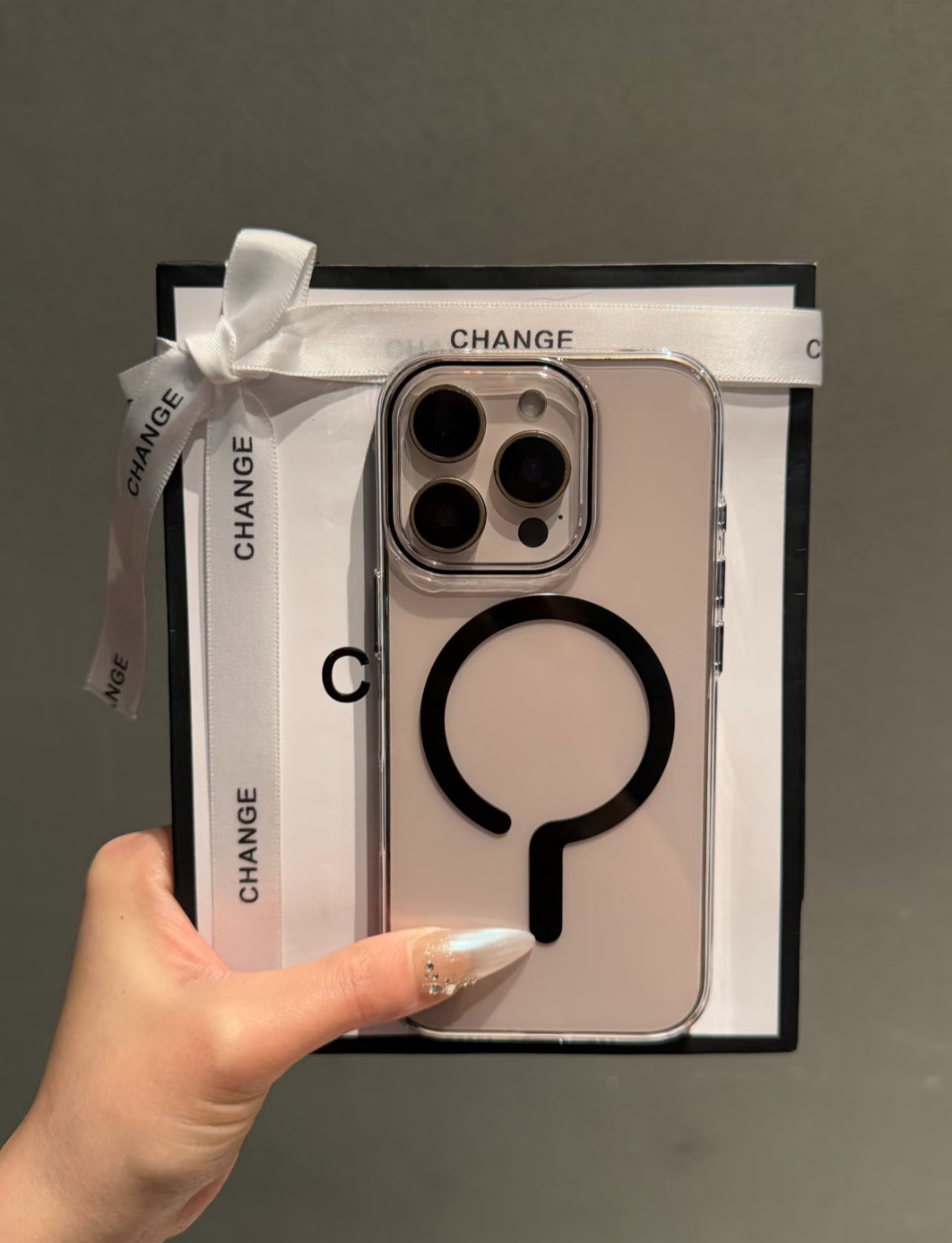 Metal Tuşlu Magsafe Uyumlu Şeffaf Kılıf (Sararmaz – İnce & Sert)