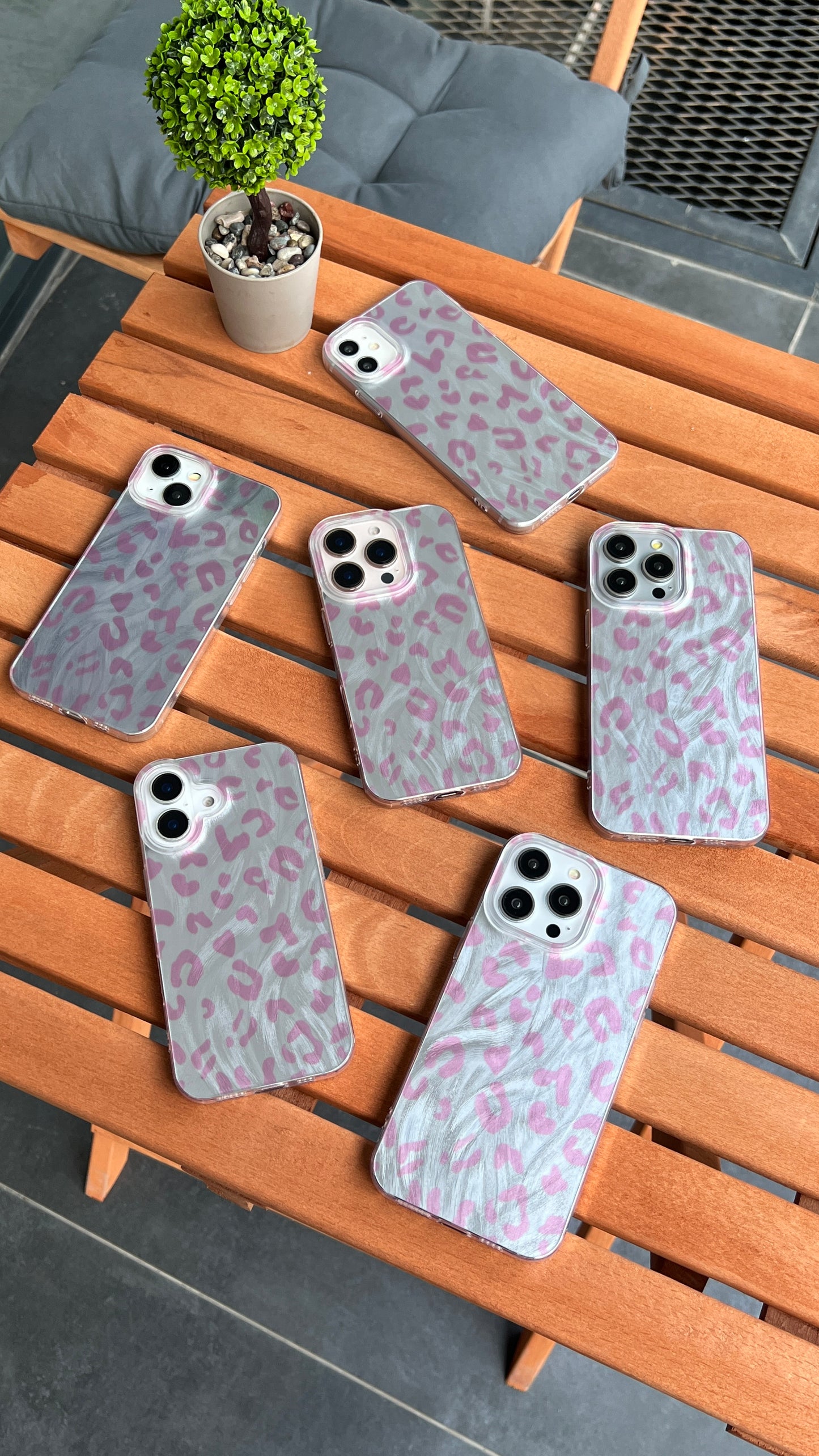 Tüy Efektli Pembe Leopar Desenli Telefon Kılıfı - Şık ve Koruyucu Kapak